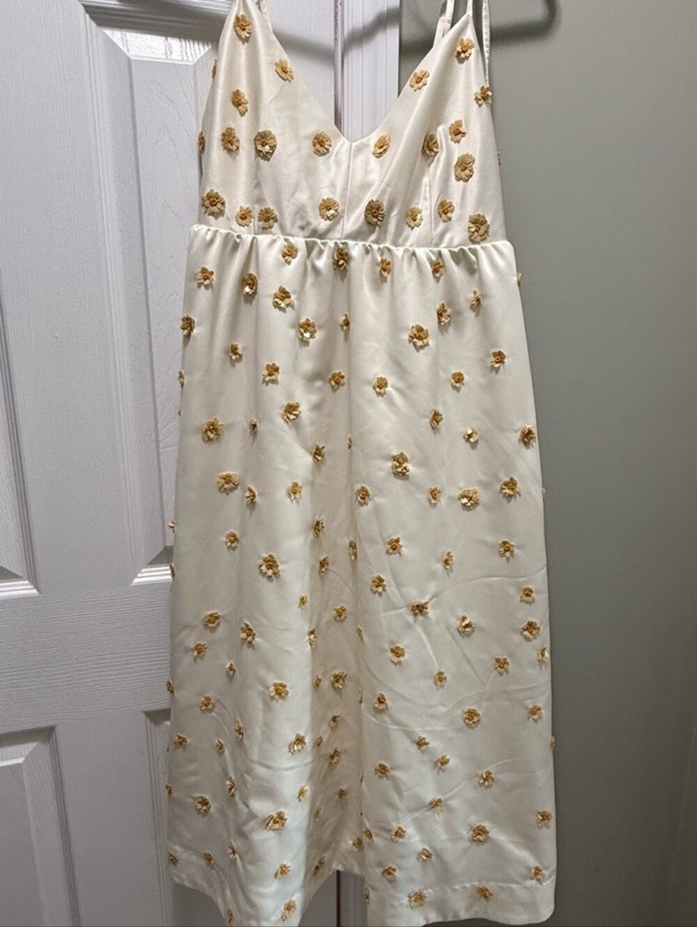 NWT ANTHROPOLOGIE DHRUV KAPOOR WHITE TIE SHOULDER MIDI DRESS WITH YELLOW DAISY - Picture 2 of 3